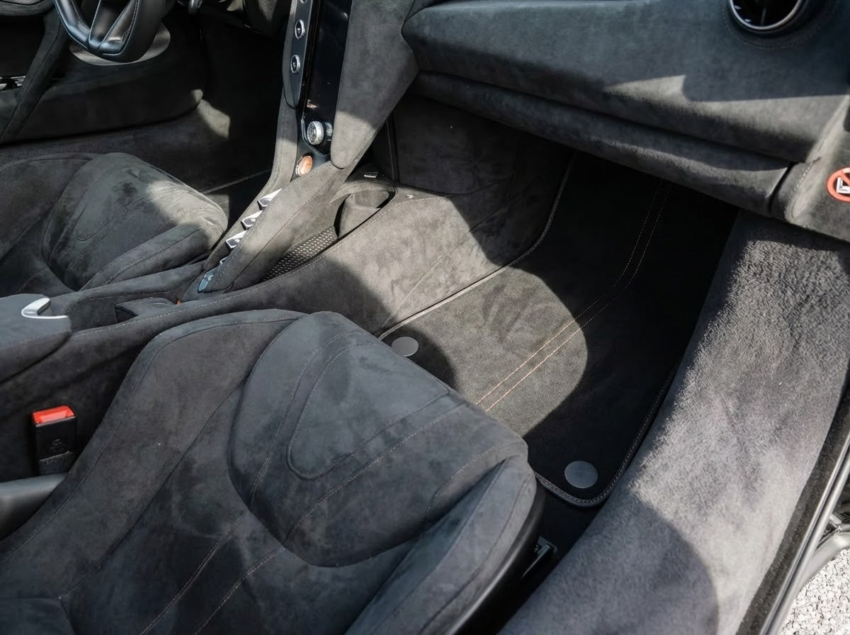 Anpassbare Lederfußmatten mit Sechseckmuster für McLaren 750S (2023-2025) - AutoWin