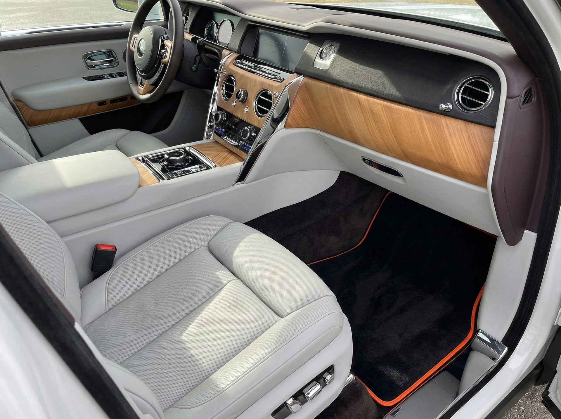 Anpassbare Kofferraummatte aus schwarzem Schaffell für Rolls-Royce Cullinan (2018-2025) - AutoWin