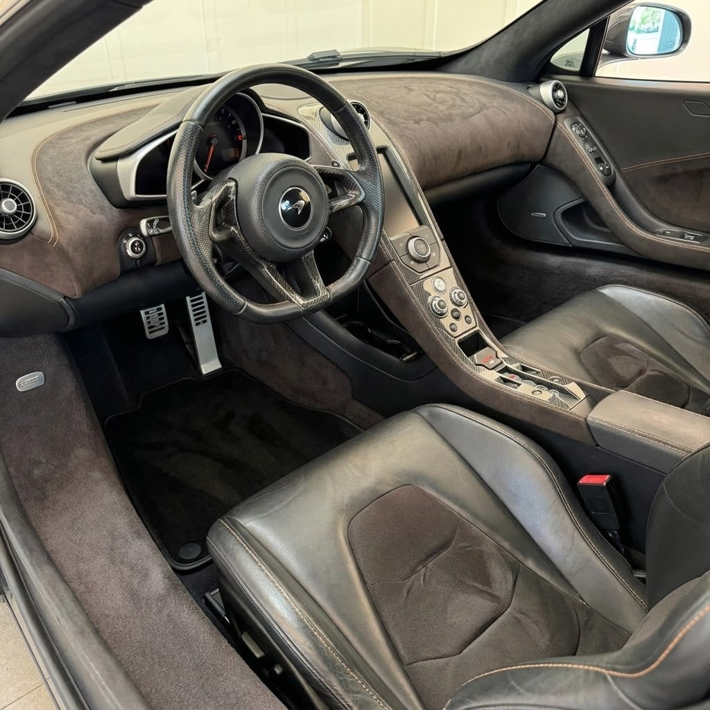 Fußmatten für McLaren MP4 12C, schwarz, maßgeschneiderte Teppiche, orangefarbener Rand - AutoWin