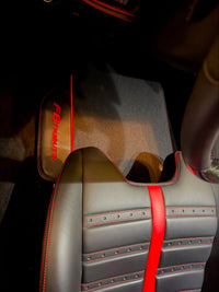 Schwarze Velours-Autofußmatten mit Carbonfaser für Ferrari F8 Tributo (2019-2023)