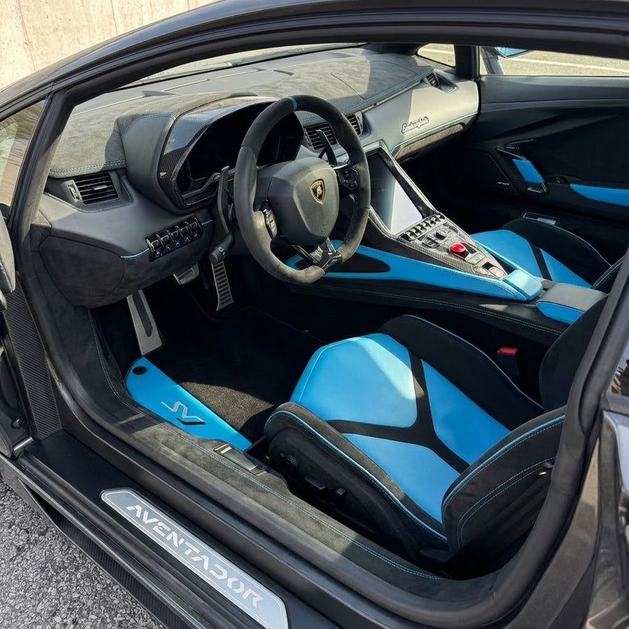Svarte Bilmatter for Lamborghini Aventador SVJ med Blå Lær