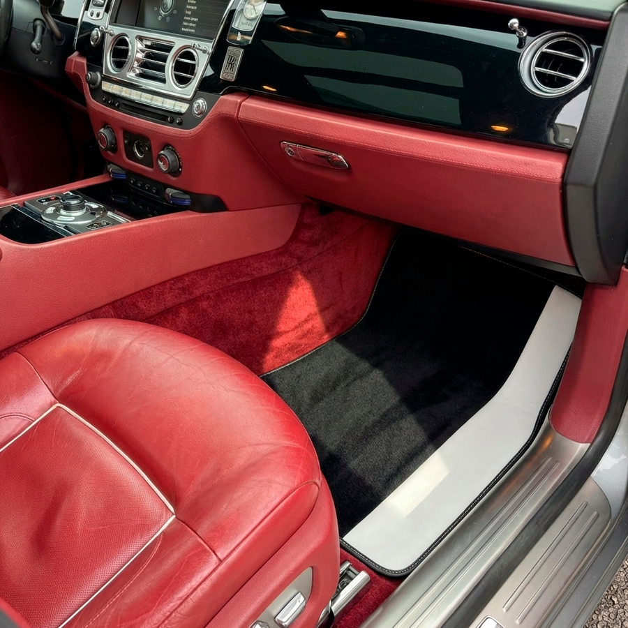 Svarte bilmatter for Rolls Royce Ghost Series I (2010–2020) med hvitt lær