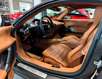 Svarte bilmatter for Ferrari SF90 Stradale (2019-2024) med gullskinn