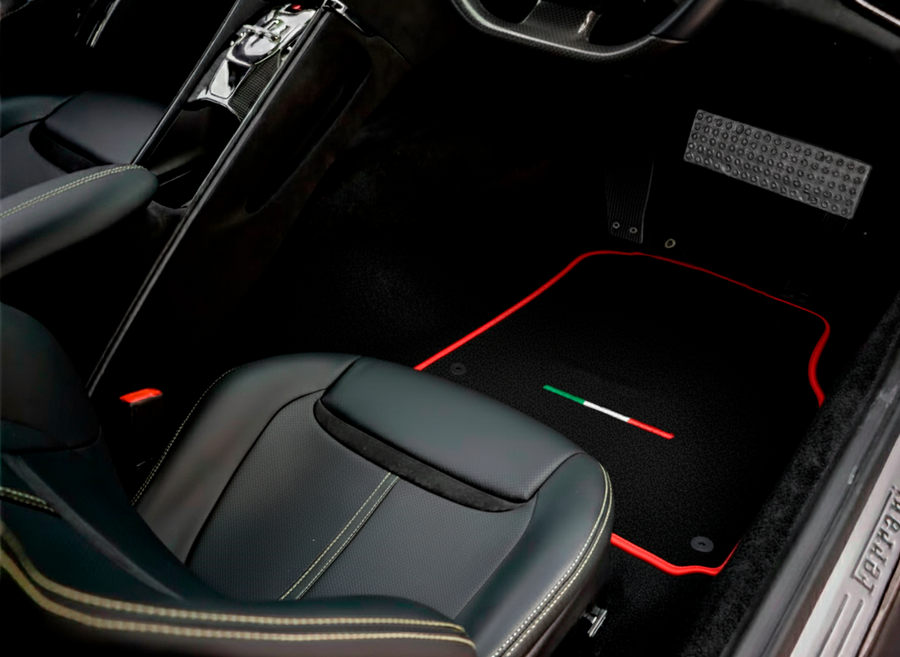 Svarte Bilmatter for Ferrari GTC4 Lusso (2016-2023) italiensk utgave med røde detaljer