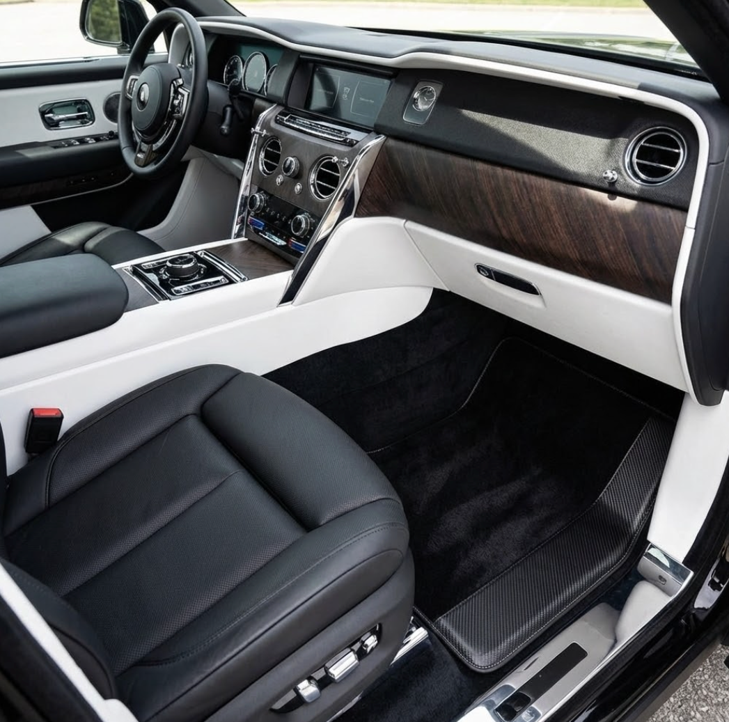 Maßgefertigte schwarze Fußmatten für Rolls Royce Cullinan mit Carbonfaser-Leder