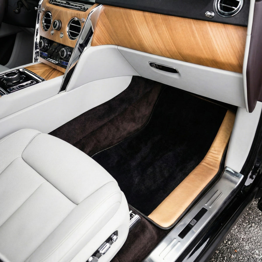Svarte bilmatter for Rolls Royce Cullinan (2018-2025) med gyllent lær