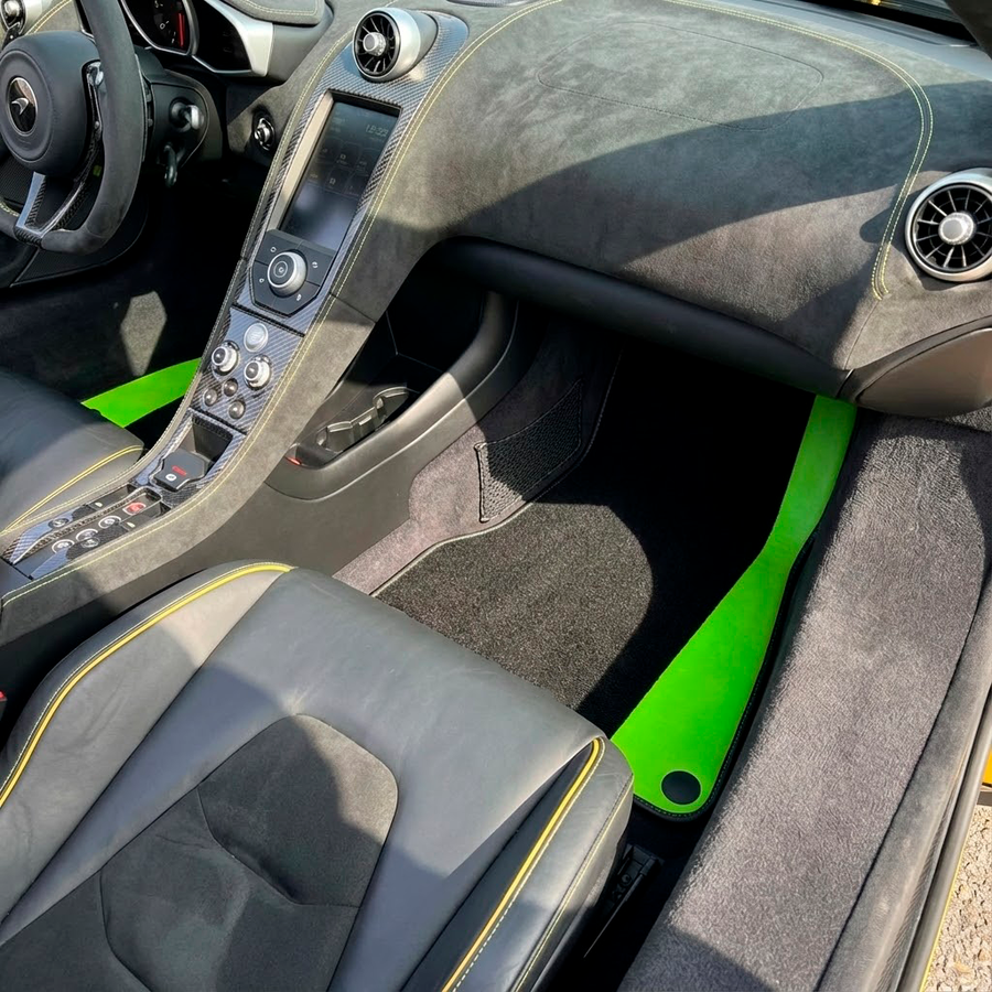 Passgenaue schwarze Autofußmatten für McLaren 650S (2015-2018) mit grünem Leder
