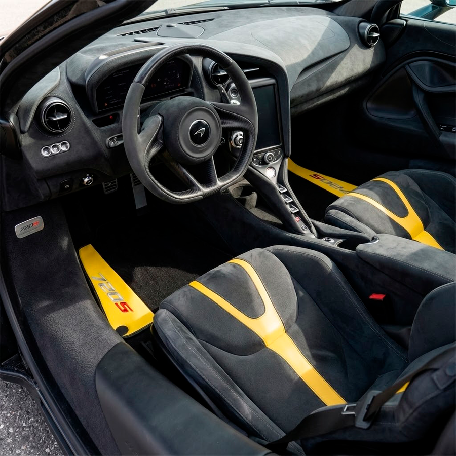 Schwarze Fußmatten für McLaren 720S Baujahr 2017–2021 mit gelbem Leder