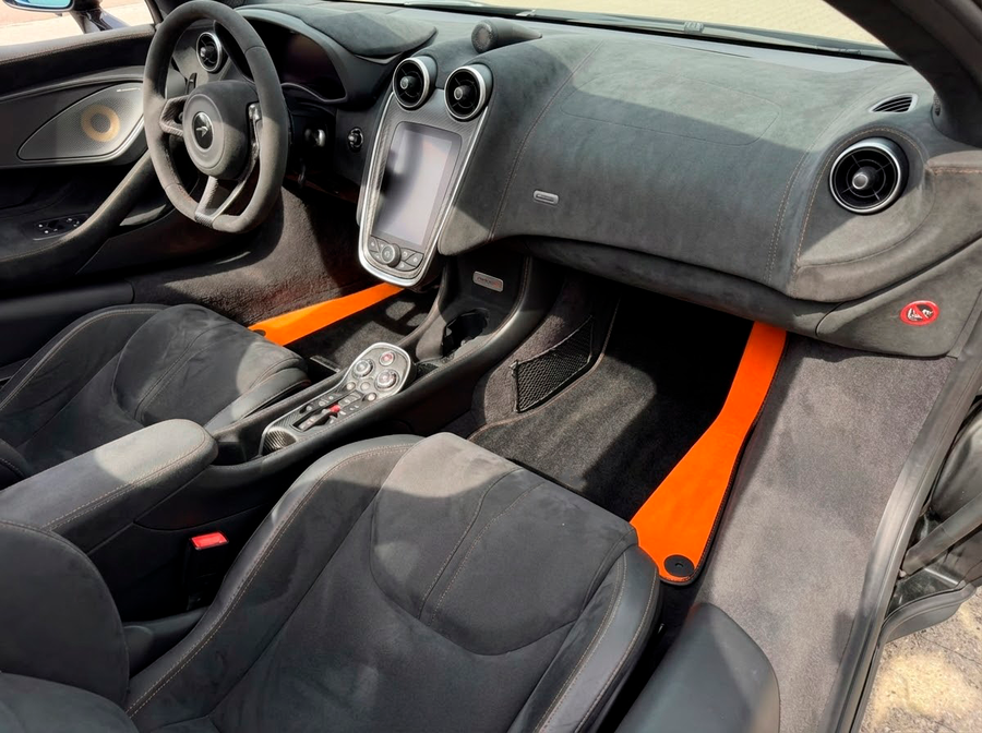 Svarte Bilmatter for McLaren 600 LT (2018-2020) med oransje Alcantara lær