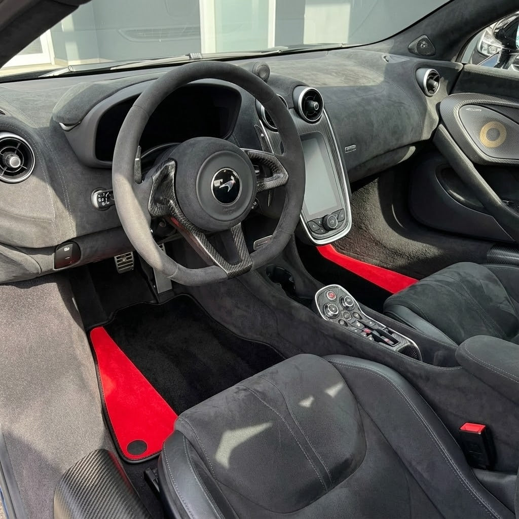Sorte bilmatter for McLaren 600 LT (2018-2020) med rød Alcantara-lær