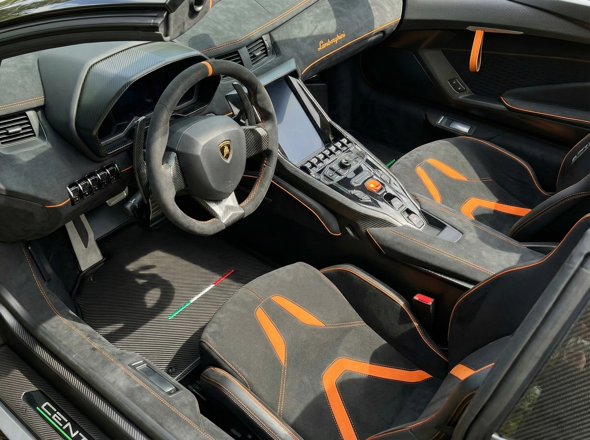 Personalisierbare Leder-Fußmatten mit Raptor-Hex-Muster für Lamborghini Centenario (2016-2017) - AutoWin