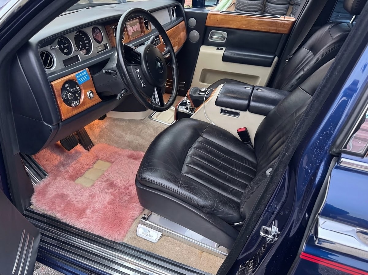 Rosa saueskinnsmatter for Rolls Royce Phantom VIII (2017-2024) ER56 Design