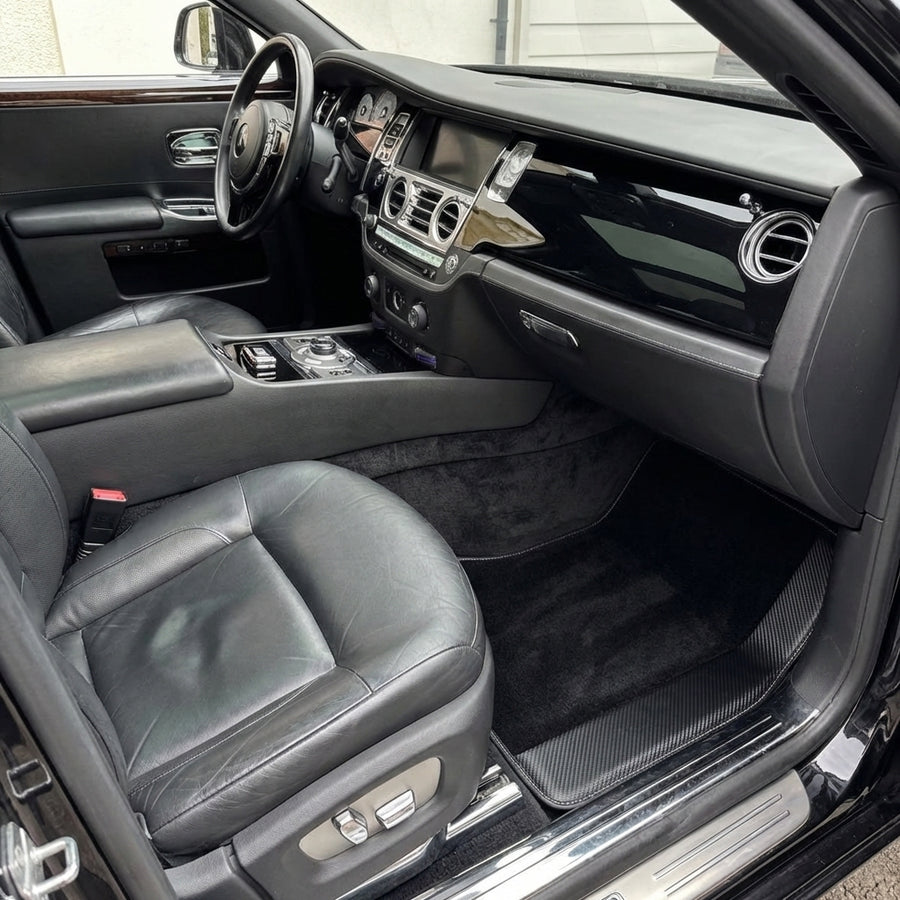 Tilpassede svarte bilmatter for Rolls Royce Ghost Series II (2021-2024) med karbonfiberlær