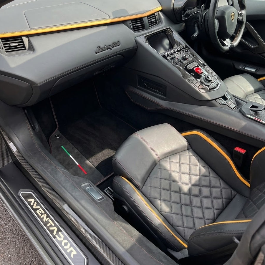 Tilpassbare svarte bilmatter for Lamborghini Aventador SVJ med Alcantara-lær