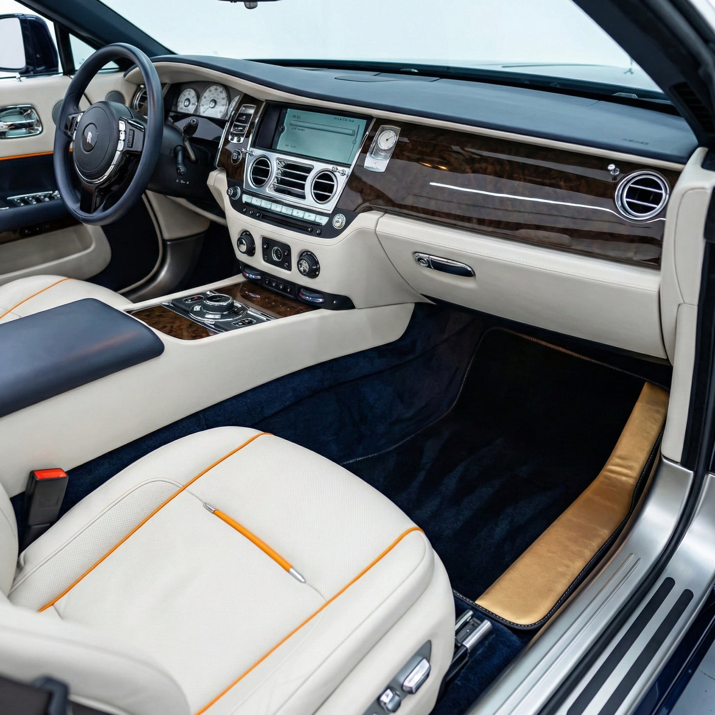 Svart bilmatter for Rolls Royce Dawn (2016-2023) med gyllent lær