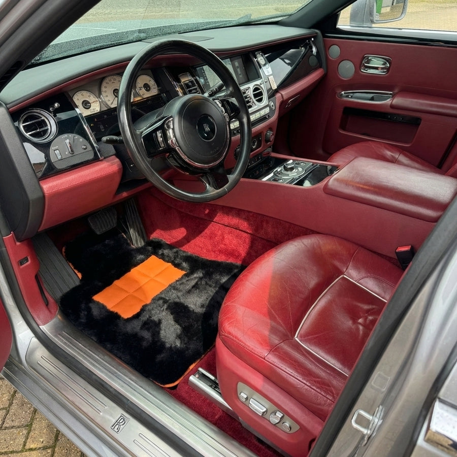 Svartsau skinn bilmatter for Rolls-Royce Ghost Serie I (2010–2020) med oransje lærkant