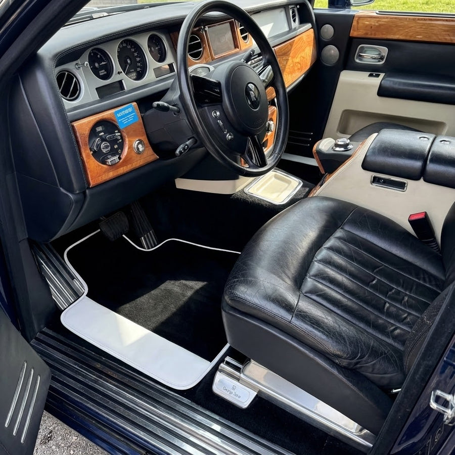 Svarte Bilmatter for Rolls Royce Phantom VIII 2017-2024 med hvitt lær | Hvit trim