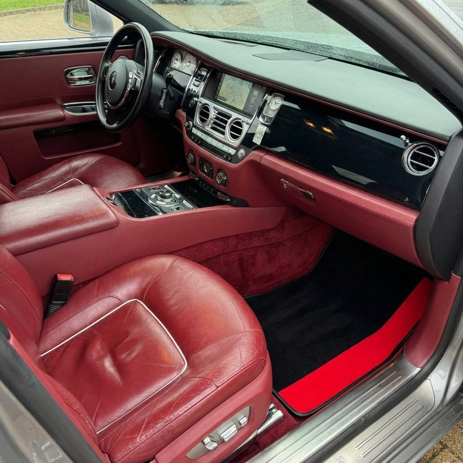 Maßgeschneiderte schwarze Fußmatten für Rolls Royce Ghost Series II (2021-2024) mit rotem Alcantara