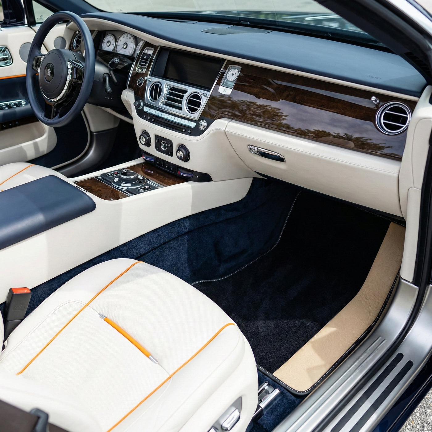 Tilpassede svarte bilmatter for Rolls Royce Dawn (2016-2023) med beige lær