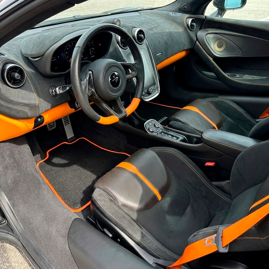 Bilmatter for McLaren 570S (2015-2021) Svart Skreddersydd med oransje trim