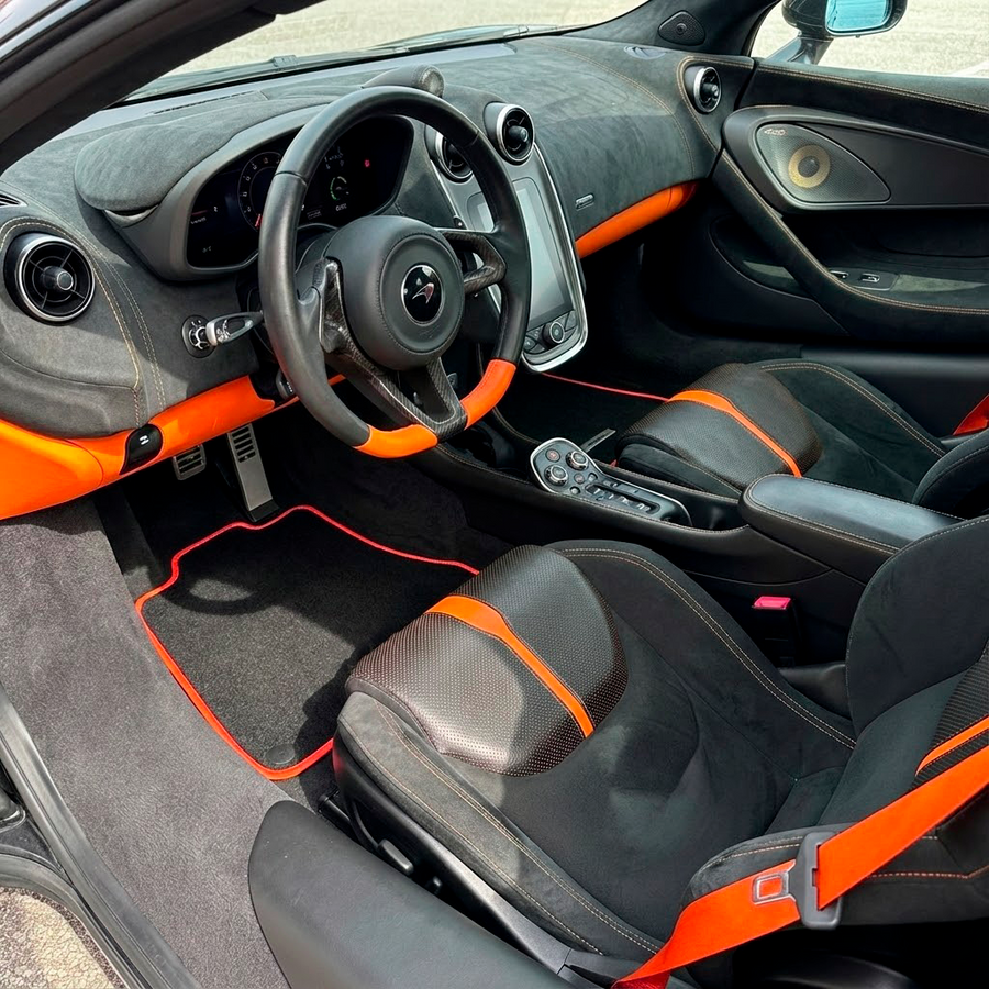 Bilmatter for McLaren 570S (2015-2021) Svart Skreddersydd med rød trim