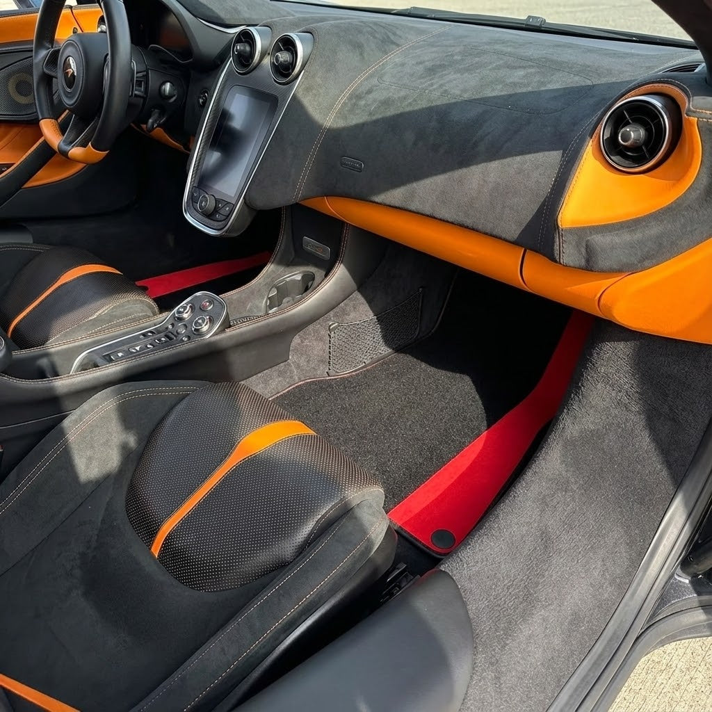 Svart bilmatter for McLaren 570S (2015-2021) med rød Alcantara lær