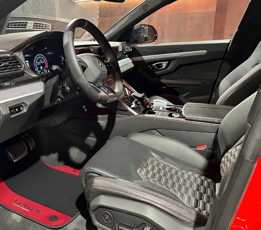 Svart Bilmatter for Lamborghini Urus med Bordeaux Alcantara Lær