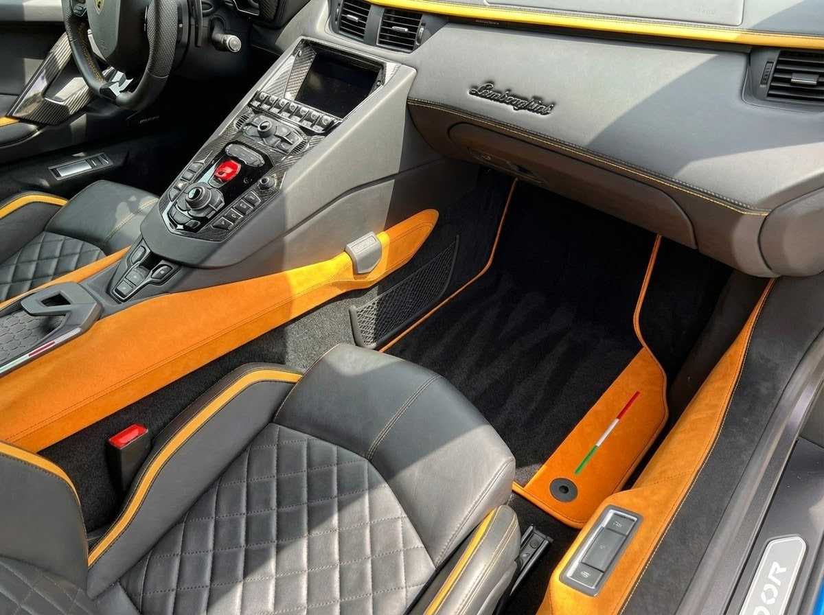 Tilpassbare svarte bilmatter for Lamborghini Aventador med oransje Alcantara-lær