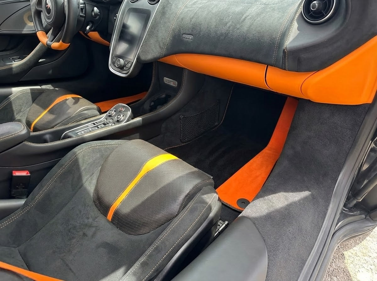 Svart bilmatter for McLaren 570S (2015-2021) med oransje skinn