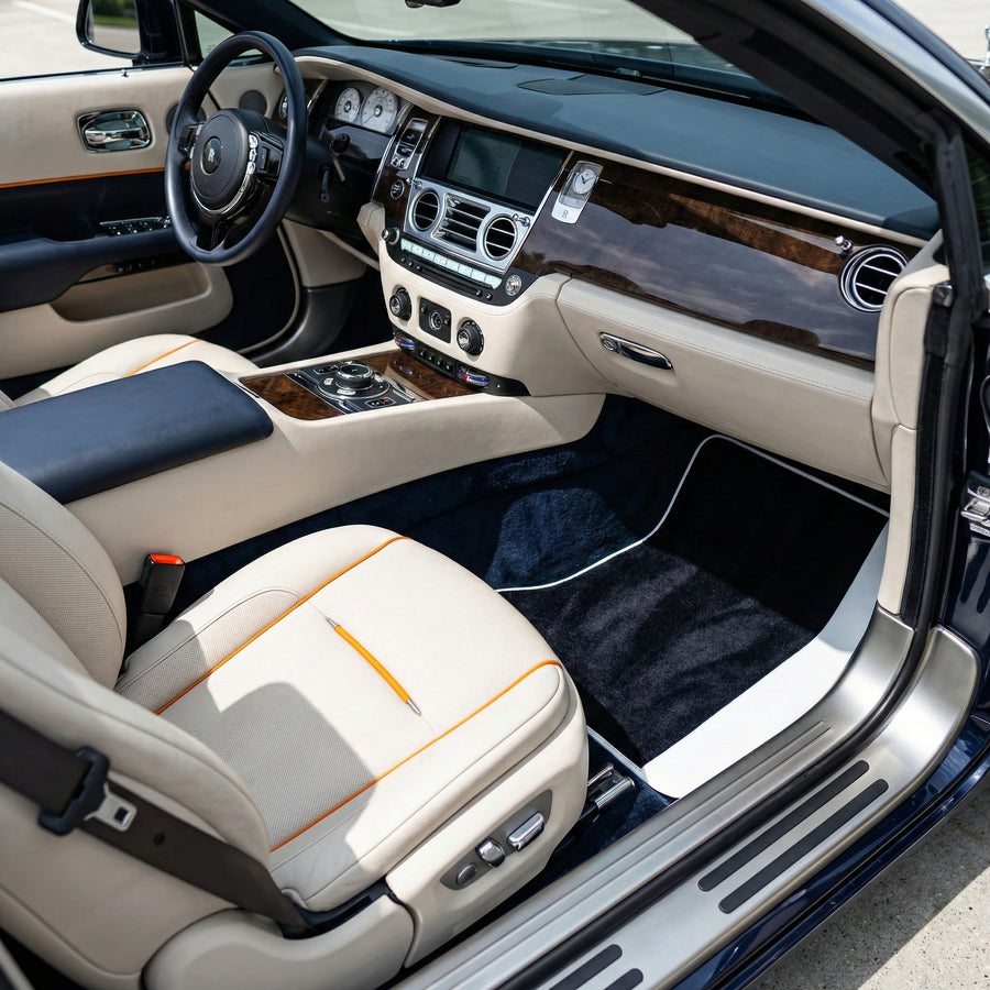 Svart bilmatter for Rolls Royce Dawn (2016-2023) med hvitt lær | Hvit trim