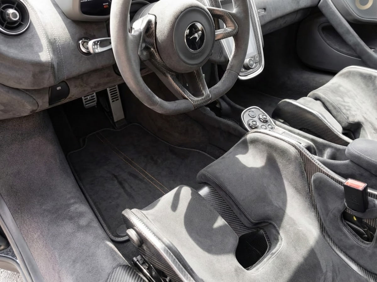 Bilmatter til McLaren 600LT (2018-2020) i svart Alcantara med oransje sømmer