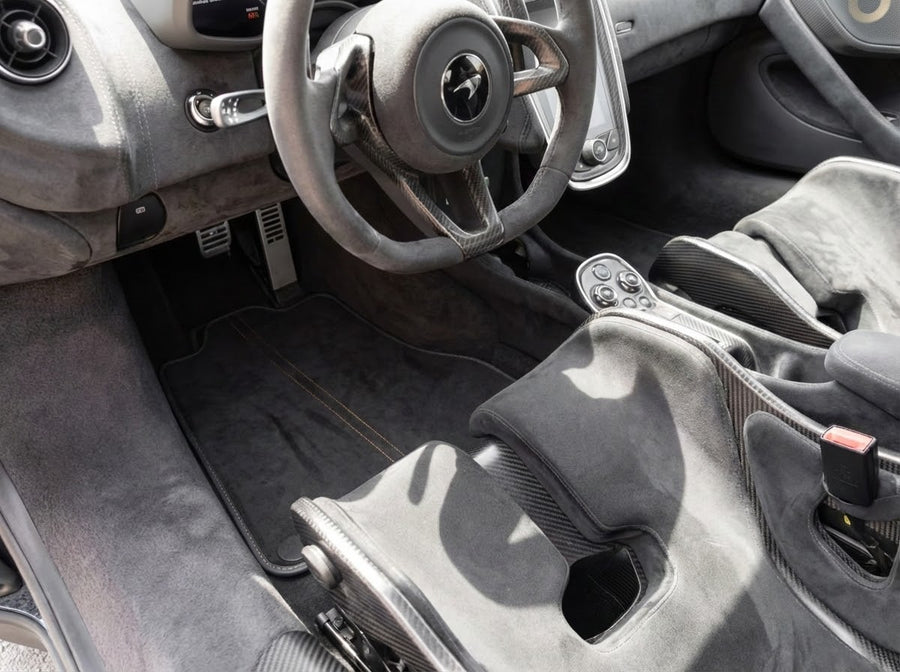 Autofußmatten Für McLaren 600LT (2018-2020) Alcantara Schwarz Maßgeschneiderte Velours-Autofußmatten Mit Orangen Nähten