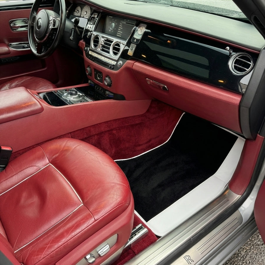 Svarte bilmatter for Rolls Royce Ghost Series I (2010-2020) med hvitt skinn | Hvit trim
