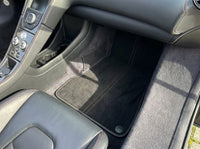 Bilmatter til McLaren MP4-12C (2011–2014) i Alcantara svart med oransjefargede sømmer