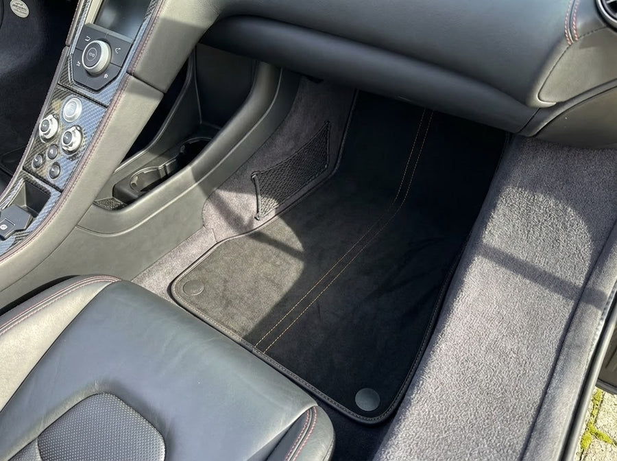 Bilmatter for McLaren MP4-12C (2011–2014) Alcantara svarte skreddersydde tepper med oransje søm