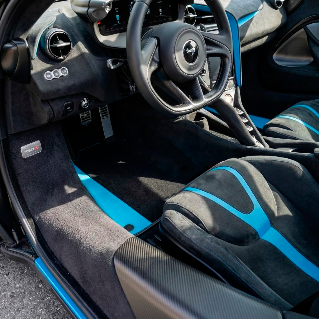 Schwarze Fußmatten für McLaren 750S (2023-2025) mit blauem Leder - AutoWin