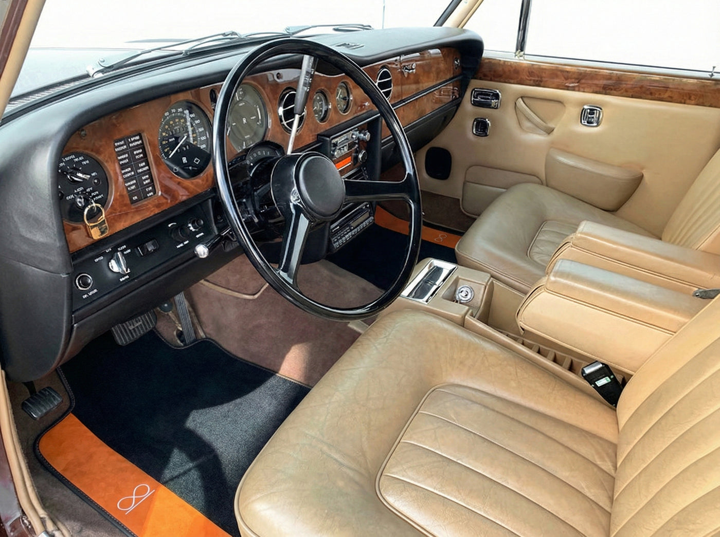 Svarte bilmatter til Rolls Royce Shadow 1965-1977 med oransje Alcantara