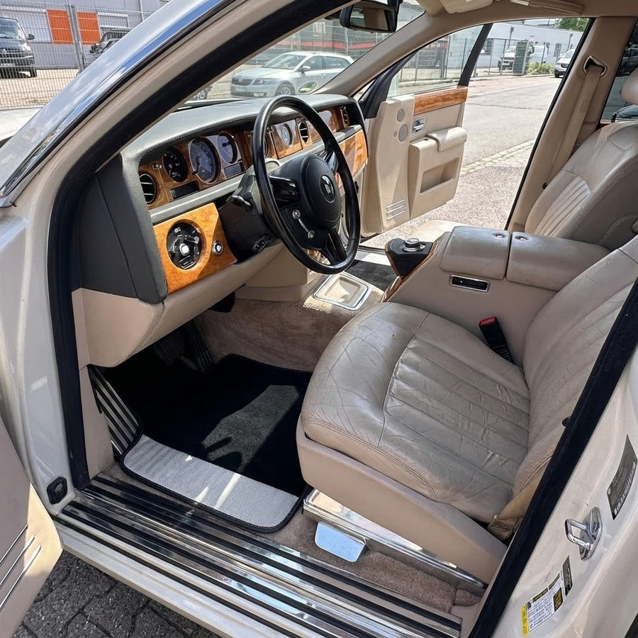 Svarte bilmatter for Rolls Royce Phantom Drophead Coupe 2007-2016 med grå lærkanter