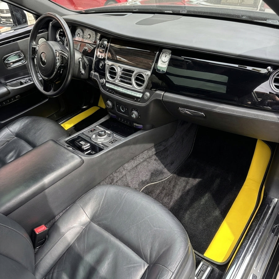 Skreddersydde svarte bilmatter for Rolls Royce Ghost Series II (2021-2024) med gul skinn