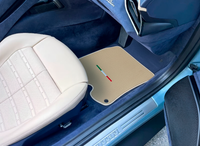 Beigefarbene Fußmatten für Ferrari Roma (2021–2024), italienische Ausgabe