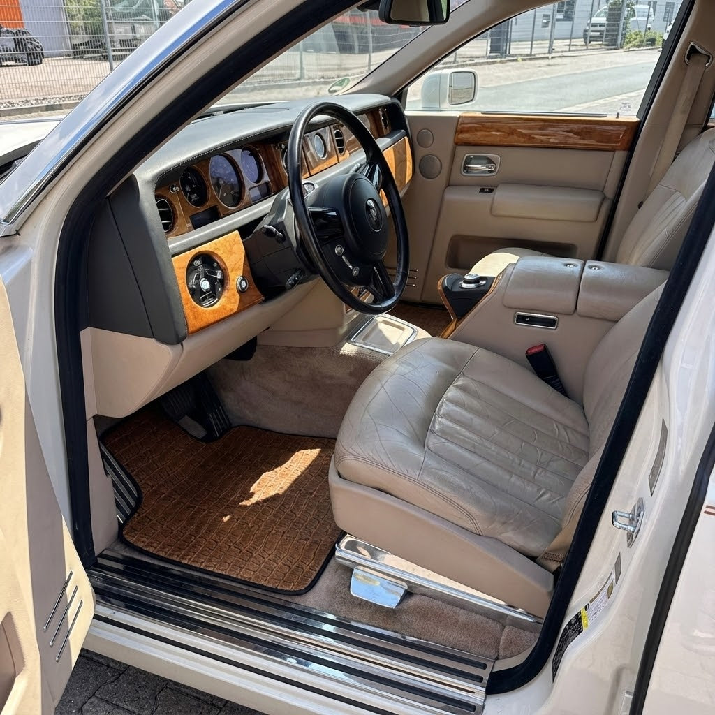 Svarte bilmatter til Rolls Royce Black Badge Phantom Drophead med fluorescerende logo - AutoWin