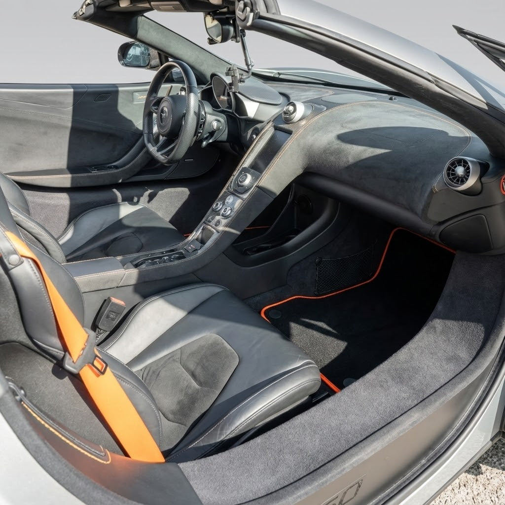 Bilmatter for McLaren 650S (2015-2018) svart skreddersydd med oransje kant