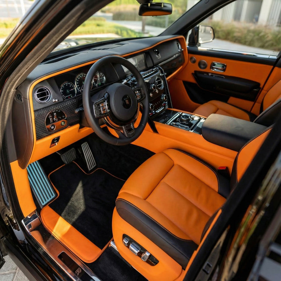 Egendefinerte svarte bilmatter for Rolls Royce Cullinan med oransje lær