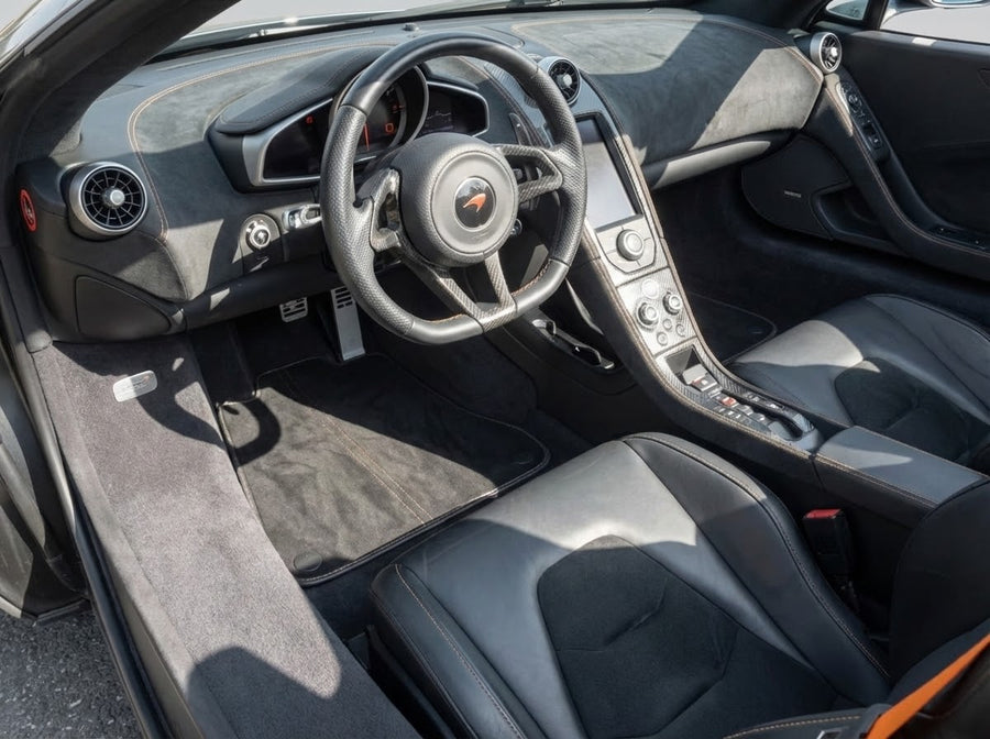 Bilmatter for McLaren 650S (2015-2018) Alcantara svarte skreddersydde tepper med oransje søm