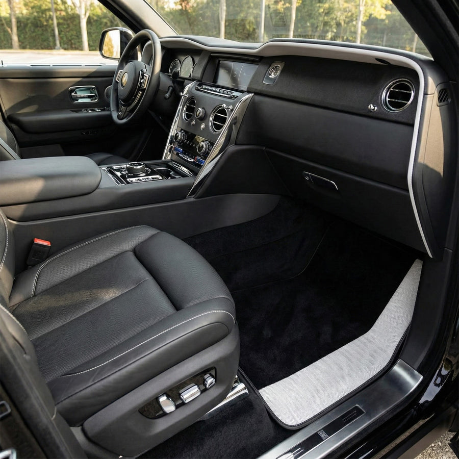 Svarte Bilmatter for Rolls Royce Cullinan 2018–2025 med Grå Lærkanter