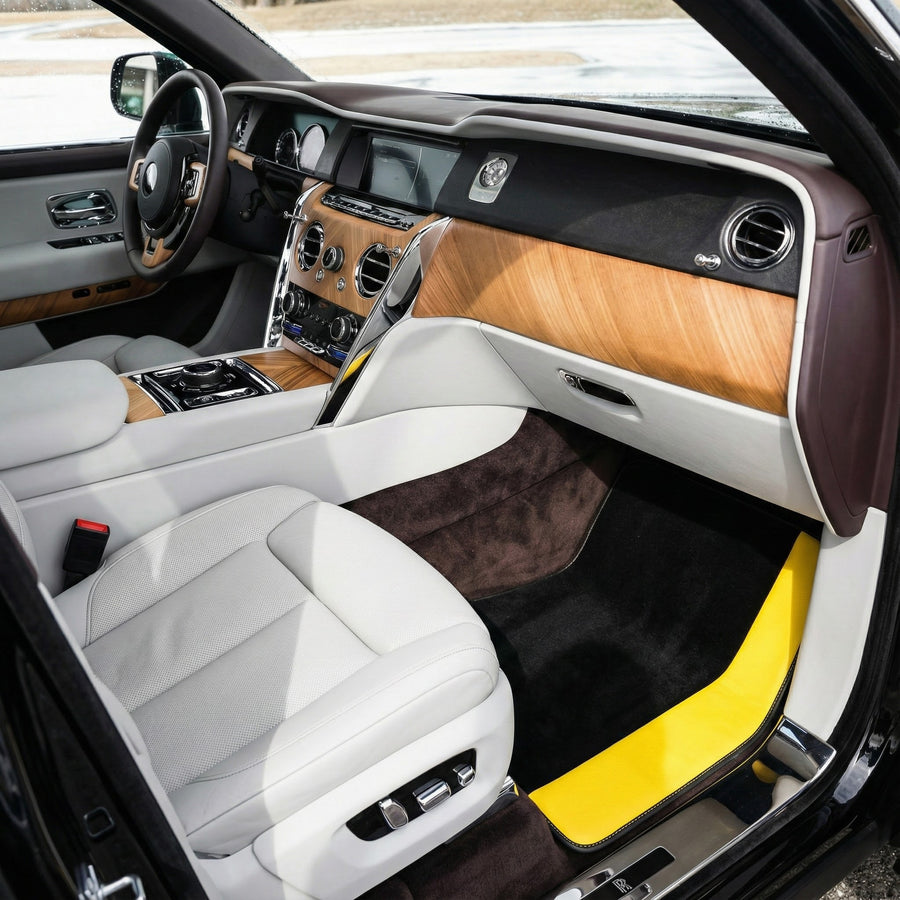 Maßgefertigte schwarze Fußmatten für Rolls Royce Cullinan, gelbes Leder