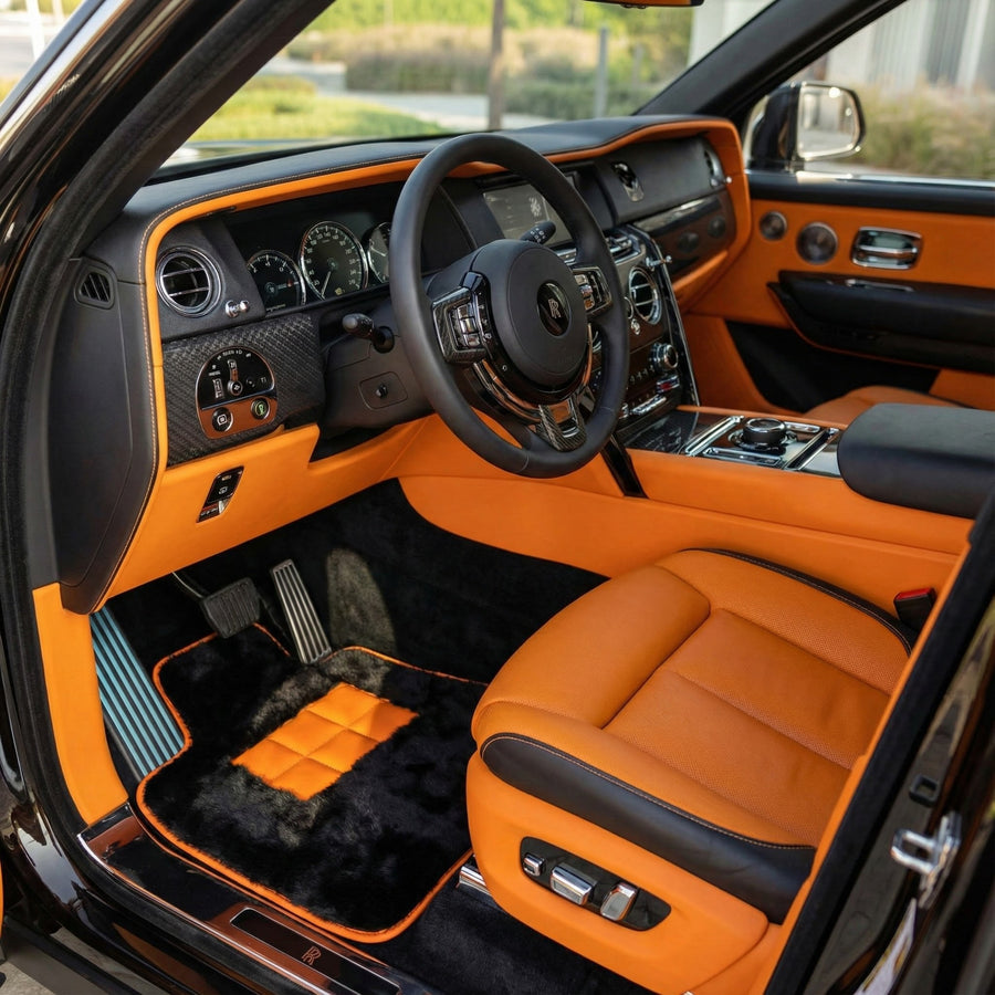 Svarte saueskinn Bilmatter for Rolls-Royce Cullinan | Oransje trim