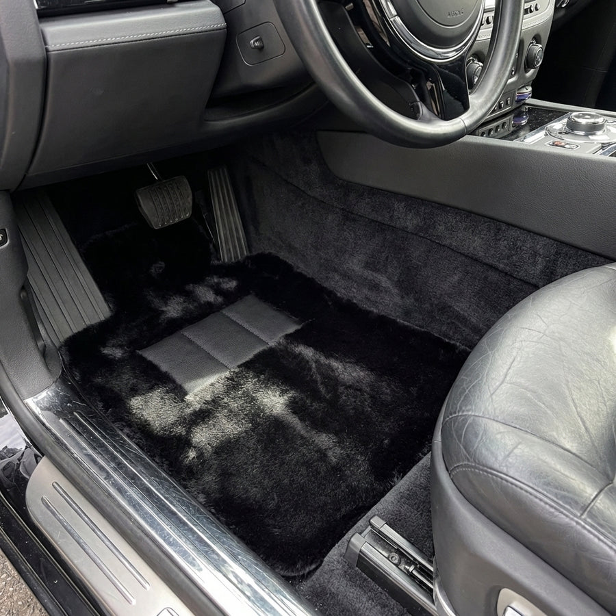 Svarte saueskinn bilmatter for Rolls-Royce Ghost Series I (2010–2020) Uten trinn-utgave