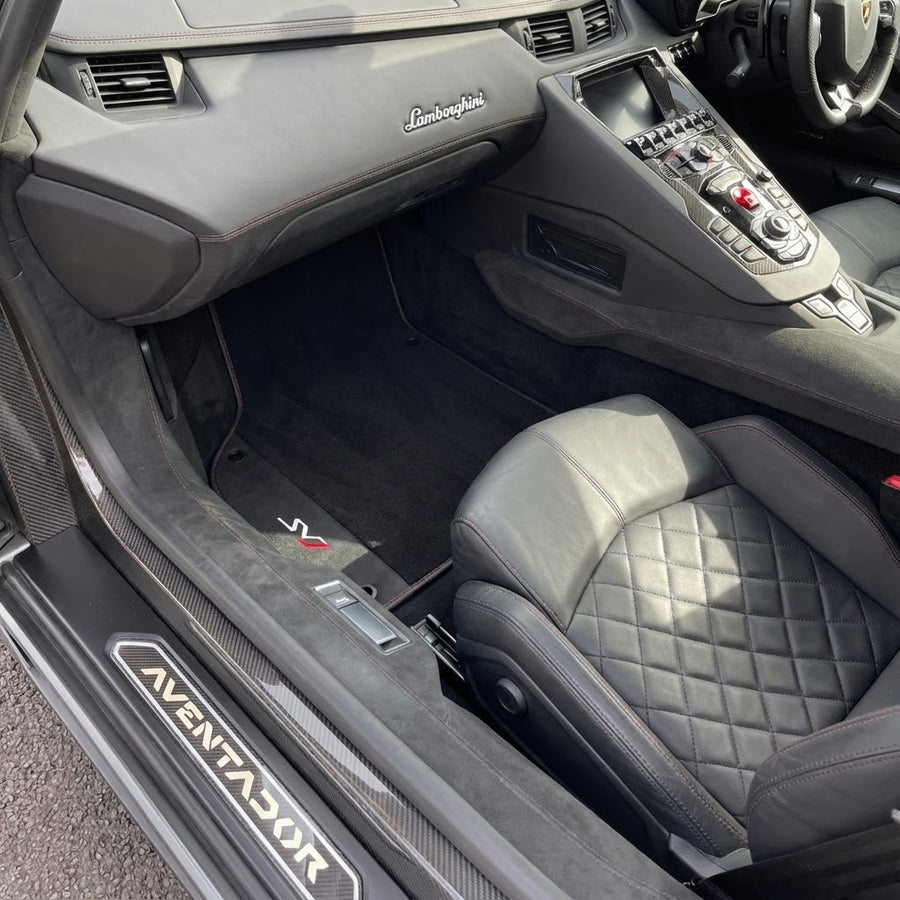 Schwarze Autofußmatten für Lamborghini Aventador SVJ mit Alcantara-Leder