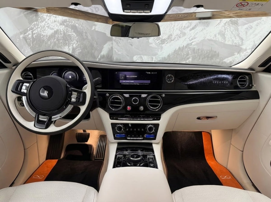 Svarte bilmatter for Rolls Royce Spectre (2023-2024) med oransje Alcantara lær